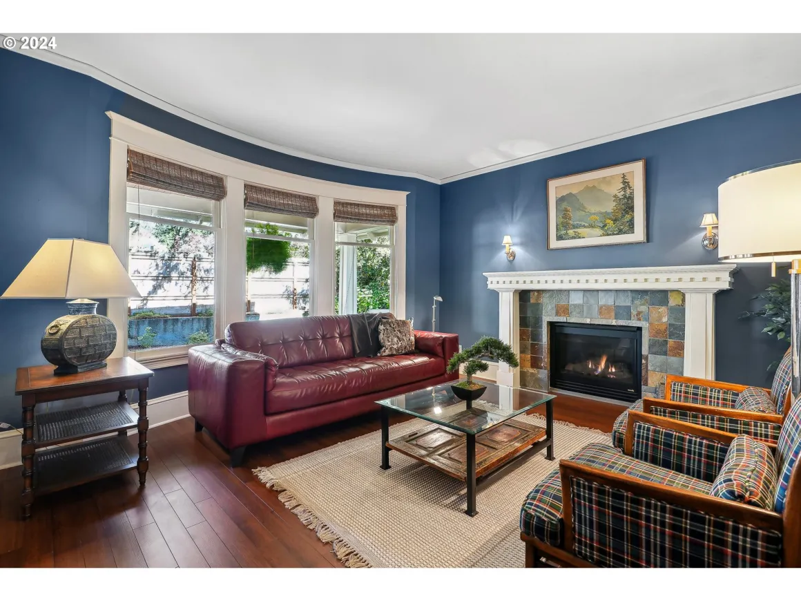 Blue living room with vintage character